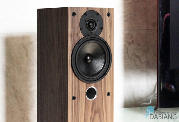 XAVIAN Gran Colonna walnut finish 1